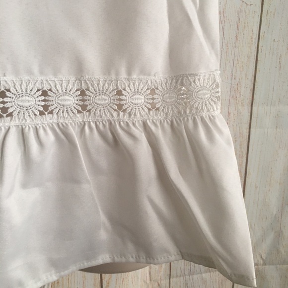 White Round Neck Sleeveless Pullover Loose Blouse - Picture 6 of 7